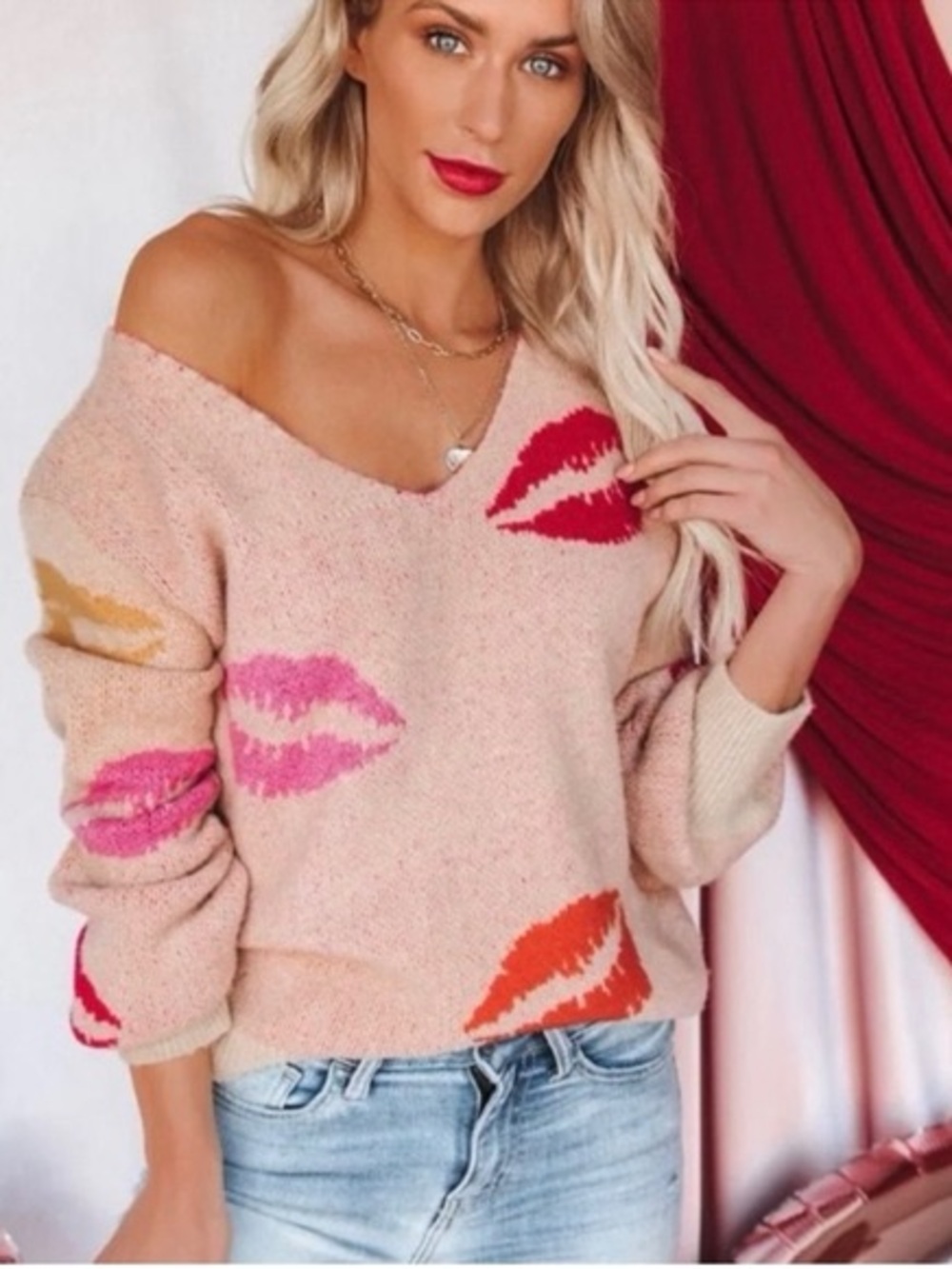 Women’s Pink Kiss-Print V-Neck Sweater Size Medium